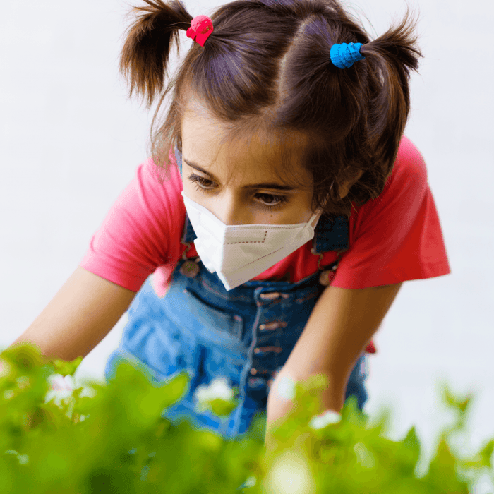 Enfant avec masque contre covid-19